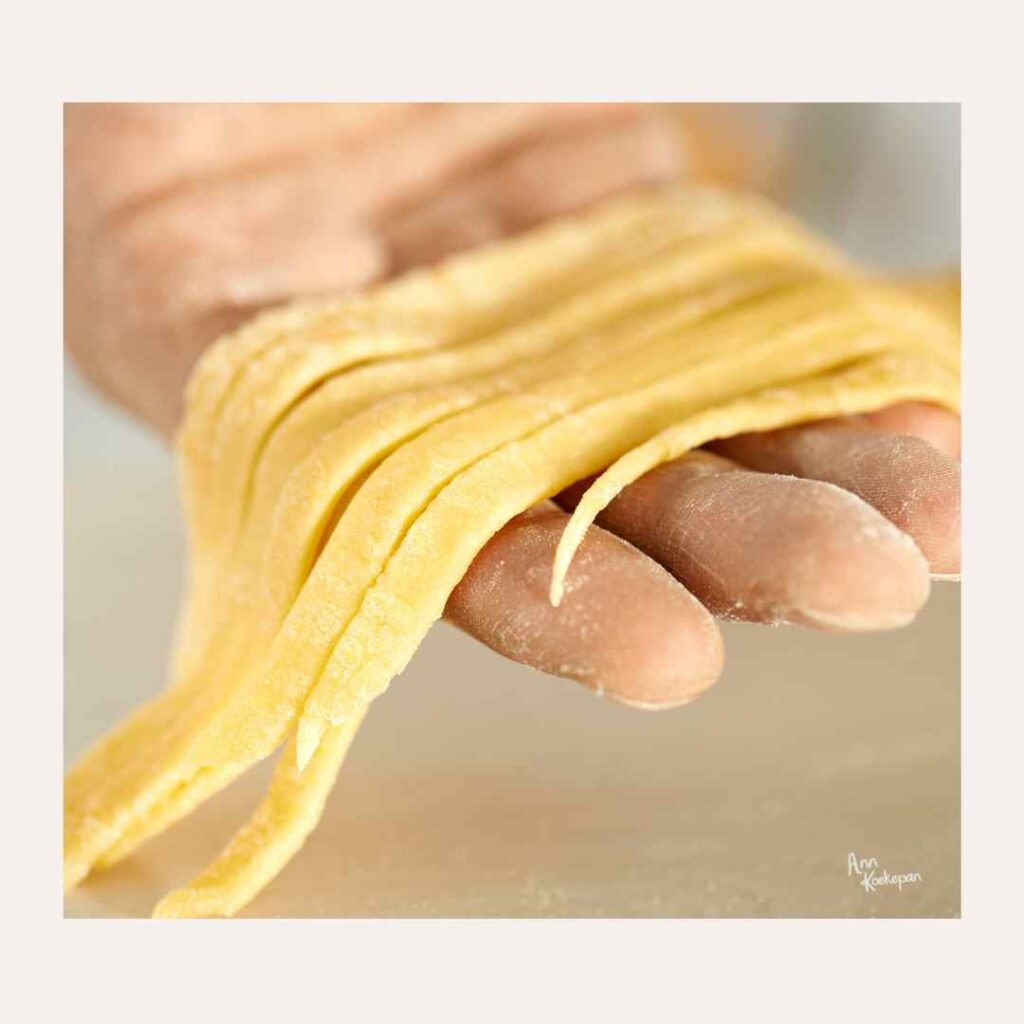 verse pasta hand met tagliatelle