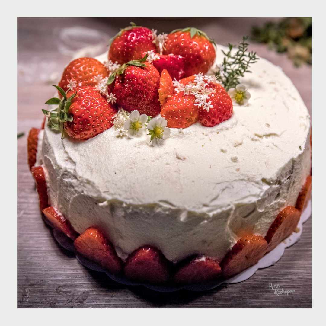 luchtige biscuit recept met tips, hier met slagroom en aardbeien